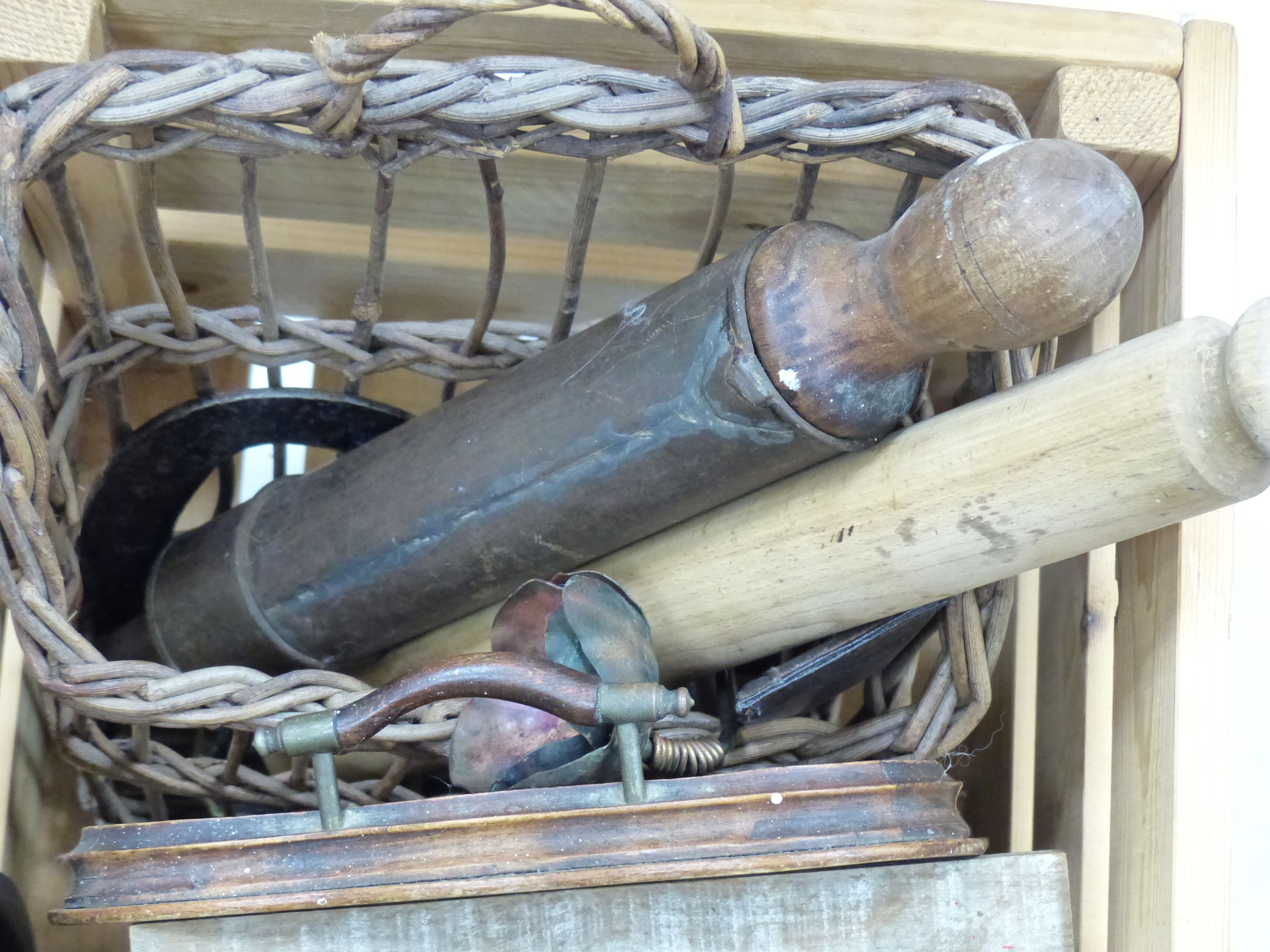 A quantity of mixed kitchenalia and other collectables
